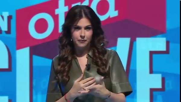 Domingo de resaca carnavalera, y domingo de @en_otra_clave. Además, hoy nos visita el genial @secundelarosa, así que no se lo pueden perder. A las 21:30h en @rtvces | Eloísa González