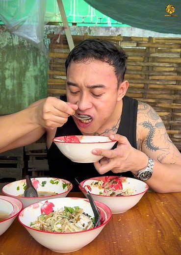 713K views · 24K reactions | စမ်းချောင်းဂွစျေးက ရမ်းဗြဲရခိုင်ဆိုင်လေး #burmeseguide #burmesefood #streetfood #foodvlogger | Burmese Guide | Facebook