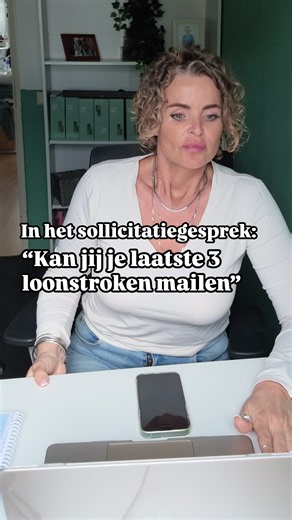 Je loonstrook opsturen naar een nieuwe werkgever is het snelste wat je kunt doen om je eigen onderhandelingspositie weg te geven. Na 22 jaar recruitment zie ik dit nog steeds gebeuren. Kandidaat stuurt keurig drie loonstroken op. Werkgever ziet €3.200. Aanbod komt op €3.400. Klaar. Niet omdat de functie dat waard is. Maar omdat jouw verleden het plafond werd. Je solliciteert naar een nieuwe baan. Niet naar je oude. Je bent wettelijk niet verplicht ze te delen. Maar gewoon “nee” zeggen voelt onge