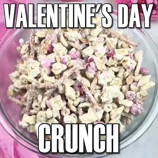Valentine's Day Cupid's Crunch Chex Mix! Full recipe here ---> http://wishesndishes.com/cupids-crunch-chex-mix/ | Wishes and Dishes