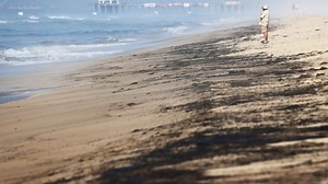 San Pedro Bay Pipeline leaks oil into southern Californian coast