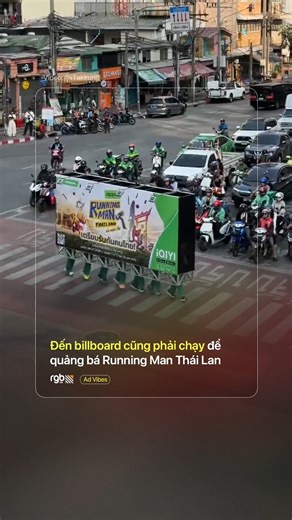 ĐẾN BILLBOARD CŨNG PHẢI CHẠY ĐỂ QUẢNG BÁ RUNNING MAN THÁI LAN Mới đây, trên đường phố Bangkok xuất hiện một khoảnh khắc khiến nhiều người thích thú: một tấm biển quảng cáo khổng lồ biết chạy, với 14 chiếc chân lấp ló bên dưới. Nhìn gần hơn sẽ thấy, đó là poster của Running Man phiên bản Thái Lan, được chính ê-kíp cầm đi giữa phố để marketing cho show. Chưa lên sóng, Running Man Thái Lan đã kịp tạo cú hit trên mạng xã hội nhờ màn quảng bá đầy sáng tạo và hài hước này, đủ để khiến khán giả háo hức