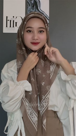 ʚɞDetail Outfitʚɞ •Kacamata 🔗 232 •Hijab 🔗 268 •Baju 🔗 259 •Skirt 🔗 239 #tutorialhijab #hijabsegiempatmotif #ootdhijab