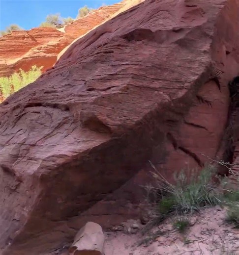 Hiking to Red slot canyon