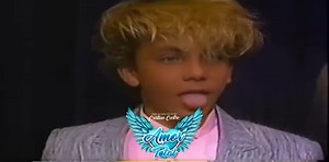 🎸✨ Aquí empezó el camino ✨🎸 Antes de convertirse en una de las voces más reconocidas de la música latina, Cristian Castro dio sus primeros pasos en la música en la década de 1980, formando parte de la banda de rock juvenil “Sin Nombre”, junto a Luis Enrique Guzmán y Felipe Martínez. 🎼 Guiados por Juan Pablo Manzanero, estos primeros escenarios y su primera aparición televisiva, junto a Verónica Castro y Don Armando Manzanero, fueron el pilar musical y humano que forjó la experiencia, discipli