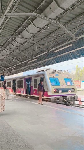 titwala train 9.31 solo trin #railway is solo wrning by late 9.50 fast trin #southwesternrailway