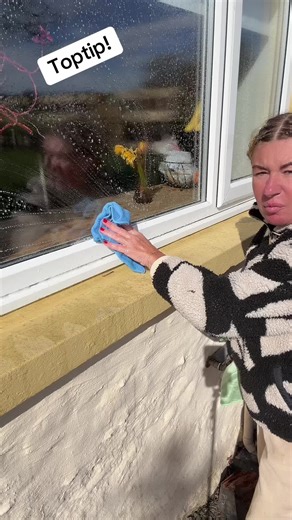 Cleaning hack to share with everyone! Cleaning windows is easy when using 2 good cloths 1x soapy microfibre and then shine up with that magic glass cleaning cloth, cleaning made easy and a Toptip for cleaning #CLEAN #cleantok #hack #cleaninghacks #dealdrops