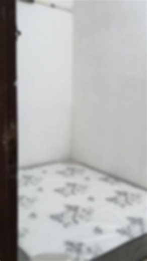 新山大丰花园 Taman Sentosa JB (Jalan Songkit 7) 房间出租 Room For Rent 房间价格范围 Room Price Range RM 600 - RM 700 1. 普通卧室 Common Bed Room (共用浴室 with Share Bathroom) 2. 主人卧室 Master Bed Room (独立浴室 with Private Bathroom） 设备包括 (Equipment includes) : ✅ 双人床 Queen Bed ✅ 衣橱 Wardrobe ✅ 洗衣机 Washing Machine ✅ 热水器 Water Heater ✅ 冷气 Air Conditioner ✅ 无线网络 WiFi Provided ✅ 户外过滤器 Outdoor Water Filter ✅ 饮水机 Water Dispenser 📍**地理位置优越，附近包括：** * Midvalley Southkey * Plaza Sentosa * KSL City Mall * Holiday Plaza * Public Bank *