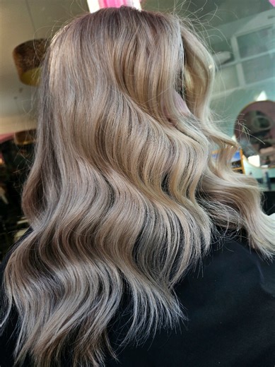 POV: You finally get the blonde you’ve been dreaming about 🤍✨ Soft dimensional blonde, effortless waves, and that glossy salon finish 😍 The blend is everything — bright but still natural, with tones that catch the light from every angle. This is your reminder that the right blonde isn’t just a colour… it’s a transformation ✨ Would you go this blonde? 👀💫 #blondehair #dimensionalblonde #hairtransformation #salonblonde #blondegoals