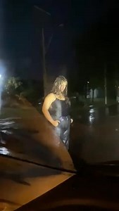 Ayolas Misteriosa aparición de una Chica en la calle durante la noche de Navidad "Un video captado la noche del 25 de diciembre muestra a una joven en medio de la calle, generando dudas sobre su estado y origen. La misteriosa chica estaba en la esquina del Hospital Integrado IPS de Ayolas, aproximadamente a las 03:30 horas. "Las testigos dijeron no sabíamos si la chica estaba drogada, poseída o era fantasma". Siempre se habla de una joven que deambula por la avenida Arary principalmente en la cu