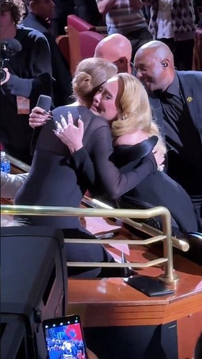 Adele vede Céline Dion al suo concerto, il commovente abbraccio tra le due