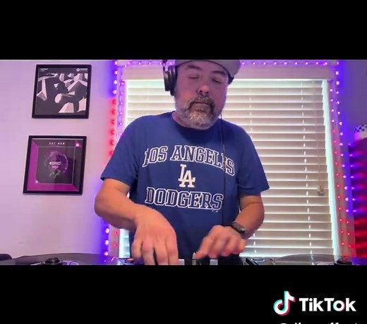 Classic Techno Bangers: 90s DJ Mix Experience