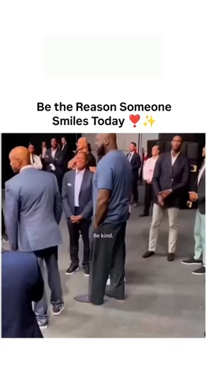 Sᴜᴍɪᴛ on Instagram: "This viral video compilation captures famous athletes sharing heartwarming moments with young fans like gifting sticks or sharing umbrellas, amassing 7.7 million views and 1,148,924 likes since its recent posting. The footage highlights the impact of prosocial behavior, as seen in clips where stars like Shaquille O’Neal and Novak Djokovic connect with children, aligning with research showing kindness boosts happiness for both giver and receiver (e.g., a 2020 study in The Jou