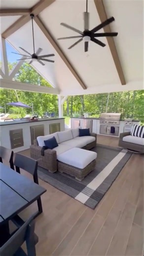 Modern Farmhouse Outdoor Kitchen Goals! 🍽🔥