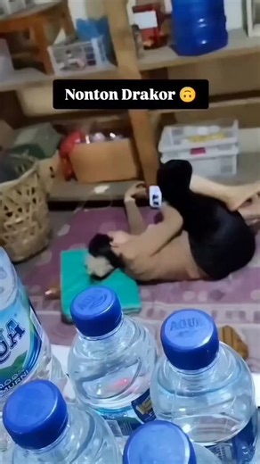 @llama.3101072 on Instagram: "日本利用压电瓷砖将脚步转化为电能。这些瓷砖捕捉来自你脚步的动能。当你行走时，你的重量和动作会对瓷砖产生压力。瓷砖会轻微弯曲，从而产生机械应力。瓷砖内部的压电材料将这种应力转化为电能。每一步都会产生少量电荷，而数百万步结合在一起就能产生足够的电力来驱动 LED 灯、数字显示屏和传感器。在像涩谷车站这样繁忙的地方，每天大约有 240 万个脚步为这一系统作出贡献。这些电能可以被储存或立即使用，从而减少对传统电力来源的依赖，并支持可持续的城市基础设施。这种方法将日常运动转化为实用的可再生能源 #日本 #知识 #事实 你知道吗 推荐 科技 创新 历史 技术 实验 热门"