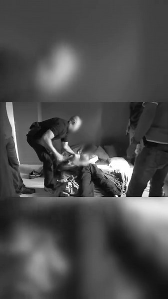 L'effet de surprise a été total. Alors que les forces de la BAC se préparaient à forcer l'entrée avec un bélier, une porte entrouverte a changé la donne en une fraction de seconde. Pas de temps pour la résistance, l'intervention à Roubaix s'est déroulée en un éclair pour interpeller le suspect directement dans son sommeil. Une immersion brutale et sans filtre au cœur du quotidien des brigades de nuit. 🚔 #Roubaix #Police #Intervention #FaitsDivers #PoliceAction