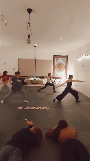 ✨️ Teen Yoga ✨️ Aqui, cada aula é um desafio. Há cartas com posturas de yoga, há técnicas que temos vindo a aprender, há pessoas unidas, criatividade, união. Há o momento presente e é nesse que vivemos aqui e agora 🙏🩷. Aqui não há impossíveis nem o "eu não consigo", porque neste espaço somos capazes de tudo. E a autoconfiança e auto-conhecimento vão-se trabalhando... Na aula de ontem foi assim: a junção de tudo o que temos trabalhado, aprendido, sentido e vivenciado com o corpo e com o coração
