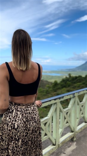 Valentine 🌺 Créatrice de voyages à l’Île Maurice 🌴 on Instagram: "On ne découvre pas l’Île Maurice en une semaine. Ni même en deux. Ça fait près de 10 ans que je la parcours, que je me perds sur ses routes, que je discute avec ceux qui y vivent, que je reviens toujours… autrement. Maurice, ce n’est pas qu’un lagon bleu. C’est une île aux mille visages, parfois brute, parfois douce, toujours surprenante. Aujourd’hui, en tant qu’expatriée, j’ai choisi de mettre cette connaissance intime au servi