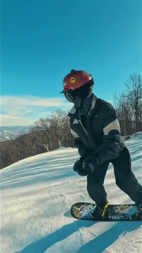 Epic Snowboarding Action: Carving Down the Slopes! #shorts