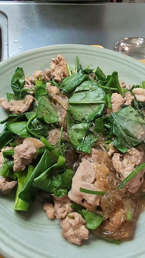 豚肉と春雨のオイスターソース炒め 2人前 【材料】 豚小間肉200g ほうれん草1/2袋 春雨80g ごま油大さじ1 水200cc 塩 こしょう （A） オイスターソース大さじ3 醤油大さじ1 鶏ガラ小さじ1/2 砂糖小さじ1 みりん大さじ1 酒小さじ2 にんにく小さじ1 #food#Japanesefood#recipe#cooking#料理 #レシピ#ワンパン