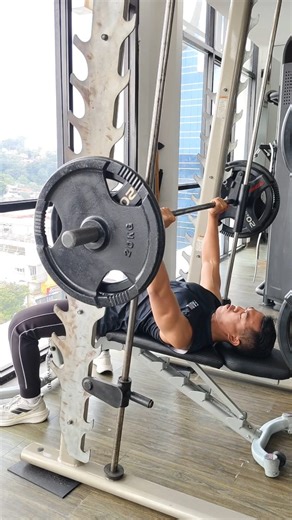 Fadilla Rachman Darmawansyah Riyanto on Instagram: "Kelebihan Smith Machine: 1. Gerakan lebih stabil, cocok buat pemula atau yang ingin fokus mind-muscle connection. 2. Aman untuk latihan sendiri tanpa spotter. 3. Enak untuk variasi tempo dan kontrol eksentrik. Kekurangannya: 1. Jalur gerak terkunci, tidak melatih stabilizer sebanyak free bar. 2. Tidak semua orang cocok dengan angle default mesin. 3. Bisa membatasi natural bar path yang bikin power nggak maksimal. Apapun alatnya, bisa maksimal k