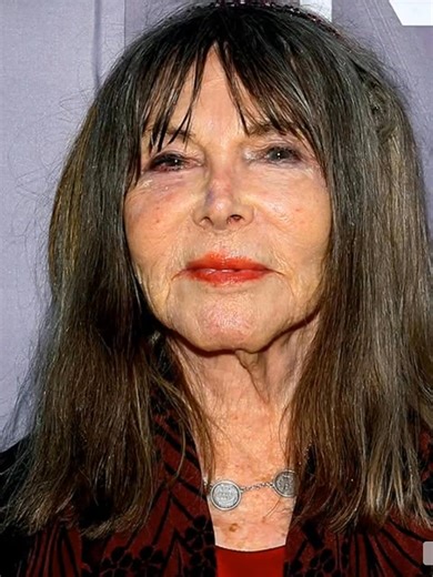 Can you guess who she is? 😲 This gorgeous actress was a 1950s icon but faced a 1️⃣2️⃣-year Hollywood ban. 😱 To stage her comeback, she opted for a facelift—a difficult decision that transformed her career. 😔 Now, in her 9️⃣0️⃣s, she’s happily married to a younger husband! 👀👉👉 Discover her name and amazing story in the top comment! ⬇️⬇️⬇️ | Everything.fun