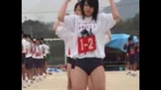 高校の体育祭で、体操しているブルマ女子をズームイン