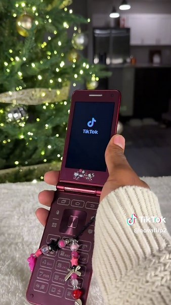 Christmas gift ideas for y2k girls🥹💕 #y2k #flipphones #phones #y2kaesthetic #retro