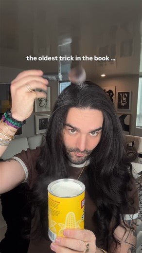 Matt Newman on Instagram: "but it needs to be a SUPER fluffy makeup brush!!! the fluffier the brush the lighter the application of the corn starch is, which is key to this lil dry shampoo hair hack 🌽💁‍♀️ #hairstyles #beautytips #lifehacks #hairgoals 💁‍♀️🌽 do u use dry shampoo?!"