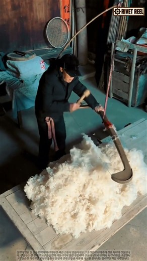 진동🔊 장력을 이용해 섬유를 정교하게 풀어내는 활 형태 도구의 반복 작업 #fiberprocessing #handtool #traditionalcraft