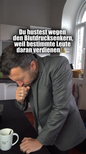 Du nimmst Blutdrucksenker und hast seit Neuestem Husten, das ist kein Zufall. Speziell die ACE-Hemmer – das heißt, die Blutdrucksenker, die mit IL enden – verursachen als bekannte Nebenwirkung Reizhusten. Das bekannteste Medikament ist hier Ramipril. Und wenn du jetzt selbst unter diesem Husten leidest, dann ganz klar meine Empfehlung: Suche deinen Arzt auf, mache ihn darauf aufmerksam, dass dieser Husten bei dir auftritt, und nimm es in die Hand. Erbitte eine Umstellung auf Sartane. Die Sartane