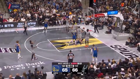 Warriors - Curry encore magique avec un floater acrobatique face aux Spurs