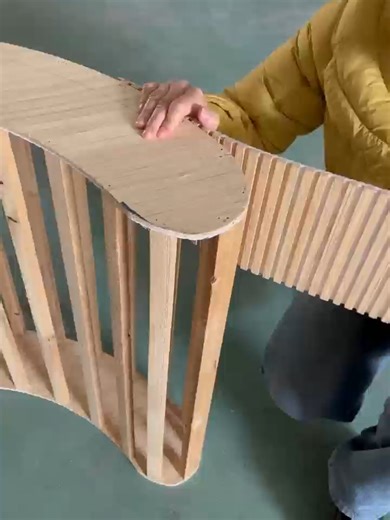 The arc-shaped grille supports manual bending, allowing beginners to easily create inner and outer curves and other irregular shapes. It offers fast construction and excellent results. #ArcBending #CurvedWall #CylinderWrapping #ColumnWrapping #CommercialSpaceDesign