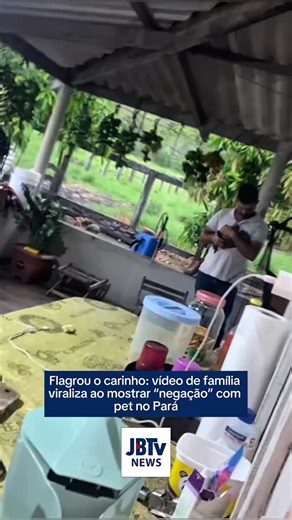Jornal dos Bairros on Instagram: "Um vídeo gravado em Tucumã, no sul do Pará, arrancou risadas nas redes sociais ao mostrar uma cena típica de muitas famílias. Nas imagens, Sabrina registra o pai com o pet da casa no colo. Ao perceber que estava sendo filmado, ele rapidamente coloca o animal no chão, numa tentativa clara de disfarçar o carinho. O gesto apressado acabou entregando exatamente o contrário: a intimidade com o bichinho já estava ali. A reação espontânea deixou o momento ainda mais en