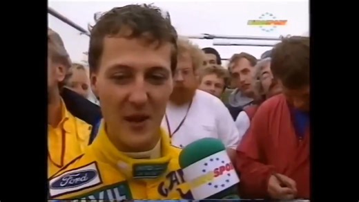 🇩🇪🏁 Michael Schumachers erster Formel-1-Sieg Am 30. August 1992 schrieb er Motorsport-Geschichte: mit Benetton gewann er in Spa seinen allerersten Grand Prix – nur ein Jahr nach seinem Debüt am gleichen Ort. Ein Meilenstein in der Karriere eines der größten Fahrer aller Zeiten. 📽️ Im Video: Der emotionale Moment seines Sieges, ein historischer Tag für Deutschland im Rennsport. #michaelschumacher #formel1 #spa1992 #erstersieg #motorsportliebe #f1legend #schumi 🇬🇧🏁 Michael Schumacher’s Firs