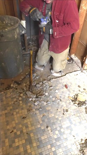 Old tile floor removal 👊 #diy #tile #bathroomremodel #facebookreels #HomeImprovement #bathroomremodelingteacher | Bathroom Remodeling Teacher
