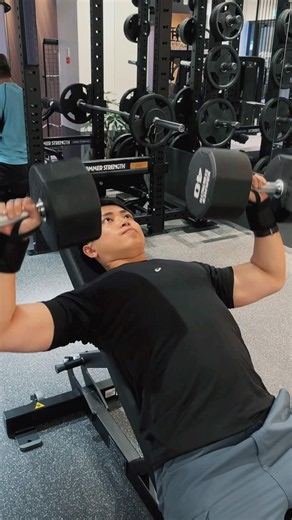 爆食した後のインクラインダンベルプレス40KG #筋トレ #胸トレ #ジム #workout #gym