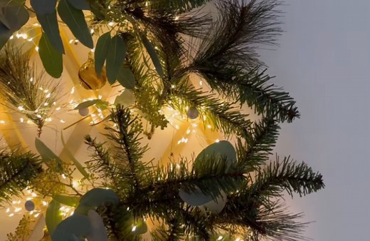 Pour Noël, IKEA imagine le parfait sapin artificiel qui ne prend pas de place - Elle