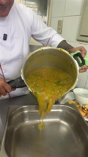 🥬 CALDO DE MOSTARDA Uma receita simples, cremosa e cheia de sabor, daquelas que lembram comida de infância. 📝 INGREDIENTES -> 1 maço de mostarda -> 2 batatas médias cozidas -> 1 cenoura cozida -> água do cozimento das batatas -> talos da mostarda -> cheiro-verde a gosto -> 1 calabresa picada em cubinhos -> sal a gosto -> azeite para finalizar (opcional) 👨‍🍳 MODO DE PREPARO 1️⃣ frite a calabresa até dourar e reserve. 2️⃣ bata no liquidificador a batata cozida, a cenoura cozida e parte da água