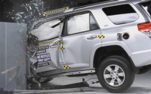 2011款丰田4Runner 正面25%碰撞测试（多视角）