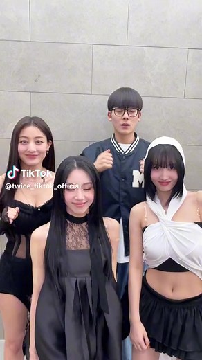 Look at me 👀 | Ｌｉｖｅ ＯＮＣＥ, Ｌｏｖｅ ＴＷＩＣＥ