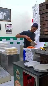 Pizzeria Da Michele a Napoli! 150 anni di storia, 1000 pizze ogni giorno!