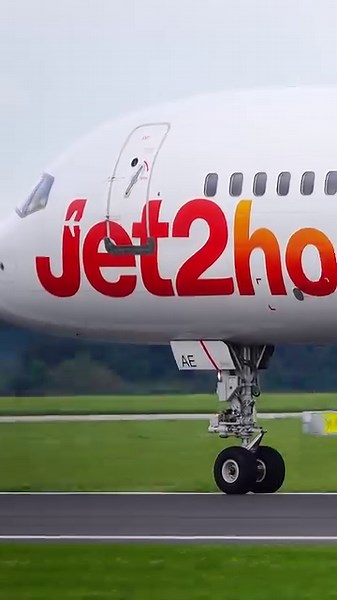 757 Super Takeoff! ✈️ | Airliners Live