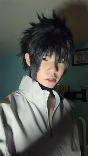Naruto reference in cosplay: Sasuke Uchiha moment