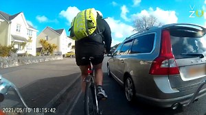 This driver thought it was fine to squeeze past a cyclist… until their dangerous overtake was caught on camera. 🚴‍♂️📹 But they weren’t the only one making bad decisions on the road. From risky overtakes to reckless moves, this video shows just how many drivers are getting caught out. Watch the full clip and let us know—who do you think was the worst offender? 👀👀 | ESN Report