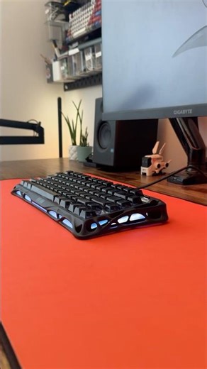 Straight out of an alien movie.. 🙂‍↕️ #gravastar #tech #keyboard #setup #desksetup