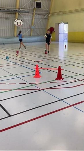 Un extrait d,une seance d,entrainement handball avec des jeunes de - 12 ans par coach Frederic Perin