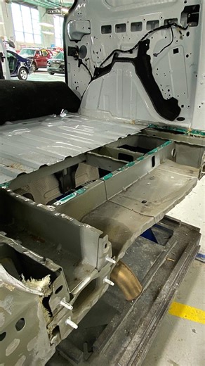 This Ford Transit got hit hard in the rear and it destroyed the rear bumper, rear doors and it folded up the trunk floor pretty badly. Check out how I go about replaced the rear section of the trunk floor as well as the rear body panel! *This video is brought to you by Panther Pro, the leading specialists in Automotive glass tools. As a Collision Technician I never thought I would get into the glass industry but now that I have, i'll never look back! Panther-Pro America www.Panther-Pro.com | Blu