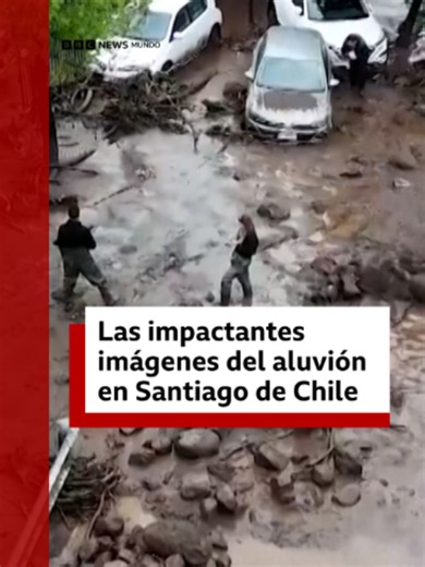 Chile decretó el estado de catástrofe en Las Condes, una de las comunas más acomodadas de Santiago. Las fuertes lluvias que azotaron la capital causaron un violento aluvión de agua y barro y las imágenes son impactantes. Viviendas inundadas, vehículos arrastrados por la corriente, calles convertidas en ríos y pasajeros refugiados en el techo de un autobús para escapar del agua. Pero ¿qué provocó este aluvión? @agustinalatourrette te lo explica en este video. #Chile #aluvión #lluvias #lascondes #