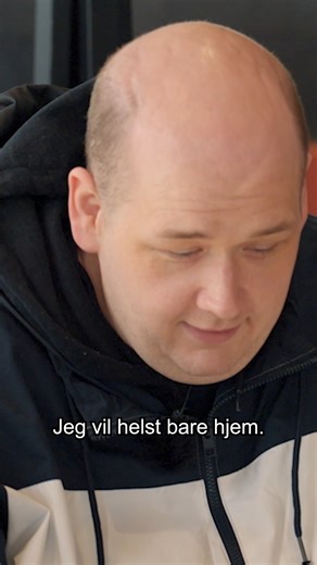 😮I midtbyen for første gang i 17 år. Stefan Jepsen når et vigtigt mål på sin vægttabsrejse og skal nu igen ud at opleve verden. I dag skal han på café med to gode venner, men det skal vise sig at blive en langt større udfordring end forventet. Du kan se hele forløbet i serien "Stefan minus 200 kg" på TV 2 Fyn. | TV 2 Fyn